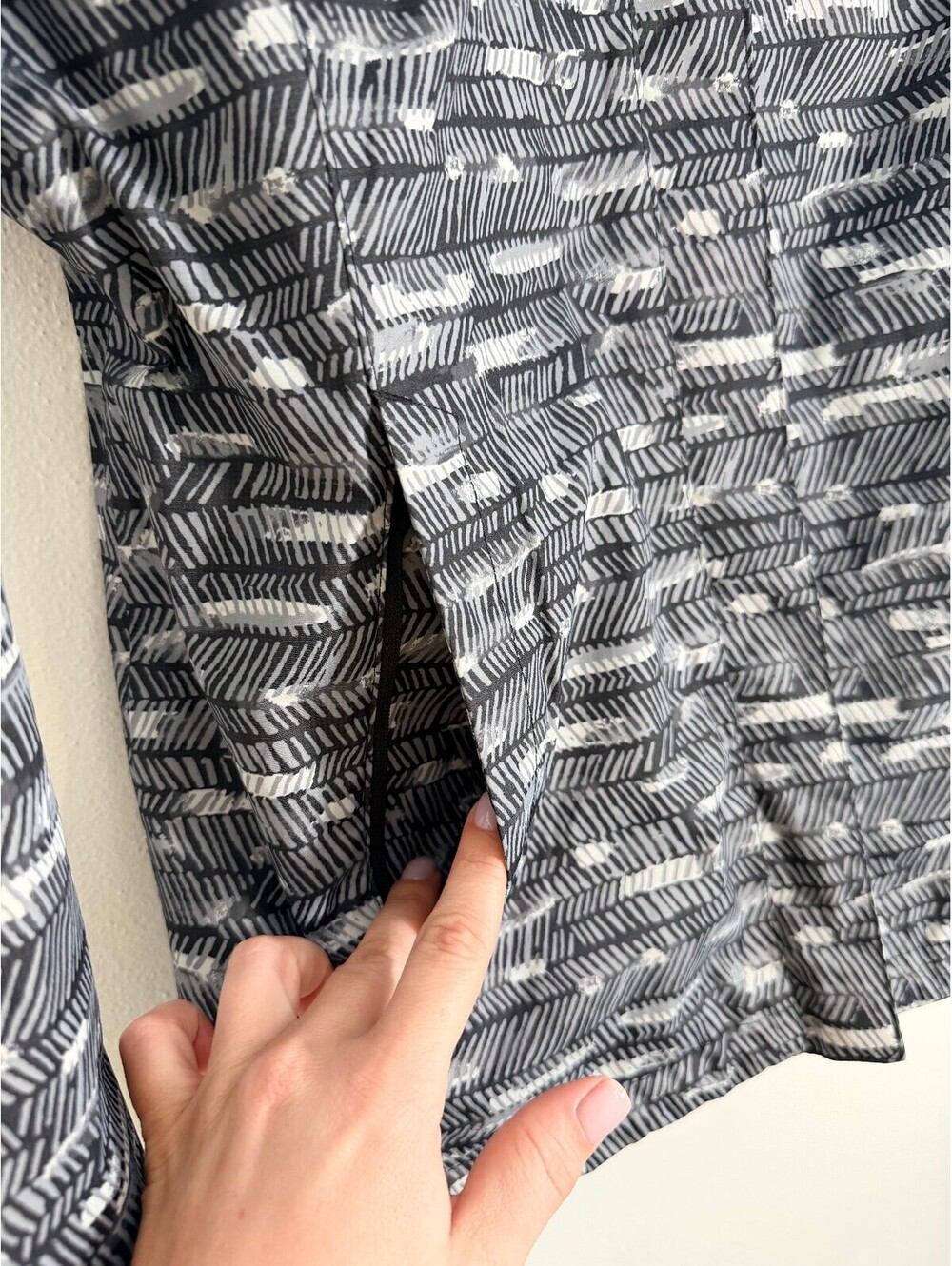 The North Face Women’s S Resolve 2 Geometric DryVent Rain Jacket - Picture 12 of 13